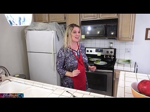 ❤️ Stepmom هن جي تاريخ کان اڳ باورچی خانه ۾ کيس کير پيارڻ ❌ ❌