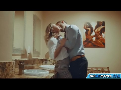 ❤️ جڏهن هڪ busty سنهري اوھان کي هڪ عوامي آرام روم ۾ seduces ❌ ❌